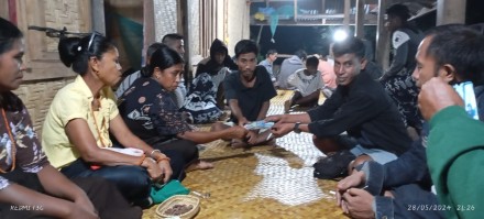 Penyerahan iuran Duka Kepada Keluarga Duka